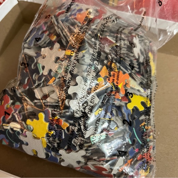 Brand new 700 pieces puzzle (Incredibles) - Picture 2 of 5